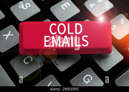 Affiche les e-mails froids. E-mail non sollicité d'une idée commerciale envoyé à un destinataire sans contact préalable Banque D'Images