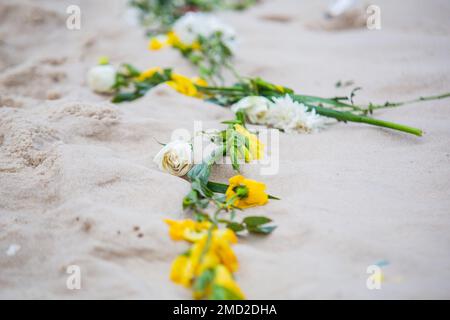 fleurs en l'honneur d'iemanja, lors d'une fête à la plage de copacabana. Banque D'Images