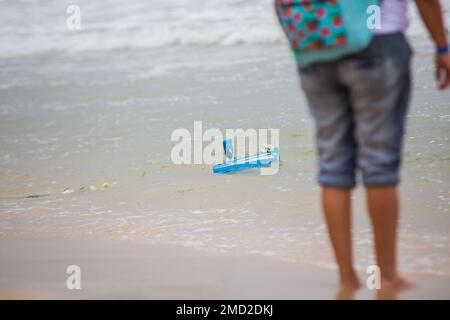 bateau avec offrandes à iemanja, pendant une fête à la plage de copacabana. Banque D'Images