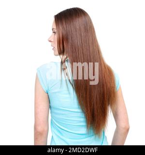 Une femme avec de longs cheveux bruns droits est photographiée de l'arrière-plan isolé sur fond blanc. Banque D'Images