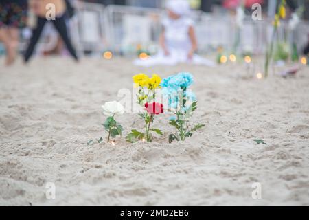 fleurs en l'honneur d'iemanja, lors d'une fête à la plage de copacabana. Banque D'Images