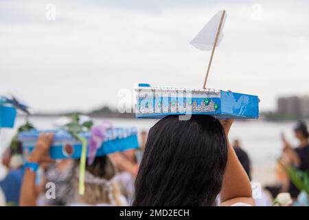 bateau avec offrandes à iemanja, pendant une fête à la plage de copacabana. Banque D'Images