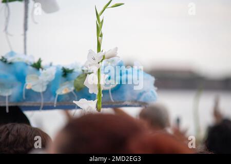 fleurs en l'honneur d'iemanja, lors d'une fête à la plage de copacabana. Banque D'Images