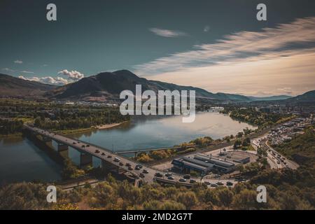 Kamloops (Colombie-Britannique), Canada en été, tiré d'un endroit élevé. Montre le pont de la rivière Thompson avec circulation traversant la rivière. Banque D'Images