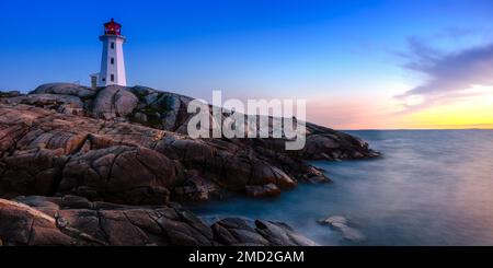 Phare de Peggys Cove au coucher du soleil en Nouvelle-Écosse, Canada. Magnifique icône maritime, le phare de Peggy's Cove est un site canadien emblématique. Banque D'Images