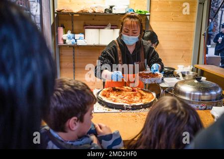 Barcelone, Espagne. 21st janvier 2023. Une femme sert de la cuisine chinoise traditionnelle pendant les célébrations du nouvel an chinois. Après deux années de restrictions strictes de Covid, la communauté chinoise de Barcelone et d'Espagne a fêté le nouvel an lunaire chinois 2023. La nouvelle année lunaire chinoise, ou Festival de printemps, est tombée le 22 janvier 2023 et marque le début de l'« année du lapin ». Crédit : SOPA Images Limited/Alamy Live News Banque D'Images