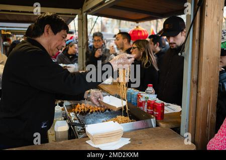 Barcelone, Espagne. 21st janvier 2023. Un homme sert des nouilles chinoises traditionnelles pendant les célébrations du nouvel an chinois. Après deux années de restrictions strictes de Covid, la communauté chinoise de Barcelone et d'Espagne a fêté le nouvel an lunaire chinois 2023. La nouvelle année lunaire chinoise, ou Festival de printemps, est tombée le 22 janvier 2023 et marque le début de l'« année du lapin ». (Photo par Davide Bonaldo/SOPA Images/Sipa USA) Credit: SIPA USA/Alay Live News Banque D'Images