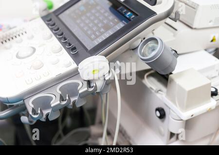 Échographe médical flou avec 3D 4D images dans une salle de diagnostic de l'hôpital. Équipement médical moderne, médecine préventive et soins de santé Banque D'Images