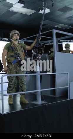 SANTA RITA, Guam (12 juillet 2022) le Cpl Carlos Centeno, affecté au Groupe de la sécurité expéditionnaire maritime (GMIN) 1, détachement de Guam, participe à un simulateur de bateau sentinelle au cours d'une pratique d'entraînement au niveau de l'unité sur la base navale de Guam. Banque D'Images