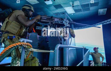 SANTA RITA, Guam (12 juillet 2022) Maître aux armes 2nd classe Anthony Thomas, affecté au Groupe de la sécurité expéditionnaire maritime (MESG) 1, détachement de Guam, participe à un simulateur de bateau sentinelle lors d'une pratique d'entraînement au niveau de l'unité sur la base navale de Guam. Banque D'Images