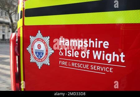 Service d'incendie et de sauvetage du Hampshire et de l'Isle of Wight, badge sur le côté d'une machine à incendie. Banque D'Images