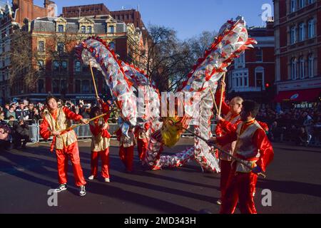 Londres, Royaume-Uni. 22nd janvier 2023. Les artistes du Dragon divertissent la foule tandis que la parade du nouvel an chinois passe à travers le West End de Londres, célébrant l'année du lapin. Banque D'Images