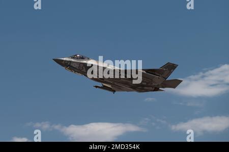 Un F-35C Lightning II affecté au Strike Fighter Squadron (VFA) 147, de la base aérienne navale de Lemoore, en Californie, prend son envol pour une mission pendant le Red Flag-Nellis 22-3, au 12 juillet 2022. L'escadron d'entraînement au combat 414th effectue des exercices du drapeau rouge afin de fournir aux équipages l'expérience de multiples sorties de combat aériennes intensives dans la sécurité d'un milieu d'entraînement. Banque D'Images