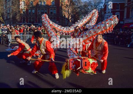 Londres, Royaume-Uni. 22nd janvier 2023. Les artistes du Dragon divertissent la foule tandis que la parade du nouvel an chinois passe à travers le West End de Londres, célébrant l'année du lapin. Banque D'Images