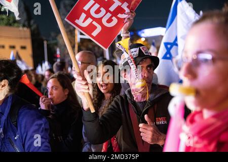 Tel Aviv, Israël. 21st janvier 2023. Les manifestants se rassemblent au carrefour de Kaplan pendant la manifestation. Plus de 100 000 000 personnes ont protesté à tel Aviv contre le gouvernement d'extrême-droite de Netanyahou et contre la révision judiciaire. Crédit : SOPA Images Limited/Alamy Live News Banque D'Images