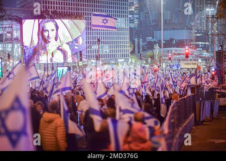 Tel Aviv, Israël. 21st janvier 2023. Les manifestants se rassemblent dans la rue Kaplan tout en tenant des drapeaux israéliens pendant la manifestation. Plus de 100 000 000 personnes ont protesté à tel Aviv contre le gouvernement d'extrême-droite de Netanyahou et contre la révision judiciaire. Crédit : SOPA Images Limited/Alamy Live News Banque D'Images