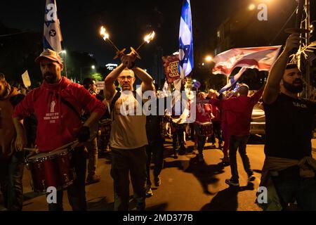 Tel Aviv, Israël. 21st janvier 2023. Les manifestants défilent dans les rues pendant la manifestation. Plus de 100 000 000 personnes ont protesté à tel Aviv contre le gouvernement d'extrême-droite de Netanyahou et contre la révision judiciaire. Crédit : SOPA Images Limited/Alamy Live News Banque D'Images