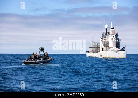 OCÉAN PACIFIQUE (12 juillet 2022) - États-Unis Les marines et la Compagnie de reconnaissance de tous les domaines, 13th unité expéditionnaire maritime, détiennent des garanties dans un bateau gonflable à coque à pattes pour un exercice d'interception maritime 12 juillet. Le MEU 13th est actuellement embarqué à bord de l'Anchorage, effectuant des opérations de routine dans la flotte US 3rd. Banque D'Images