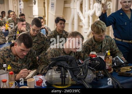 OCÉAN PACIFIQUE (12 juillet 2022) - États-Unis Les Marines, avec l'unité expéditionnaire maritime de 13th, reçoivent une classe de contrôle des dommages à bord du navire de transport amphibie USS Anchorage (LPD 23) 12 juillet. Le MEU 13th est actuellement embarqué à bord de l'Anchorage, effectuant des opérations de routine dans la flotte US 3rd. Banque D'Images