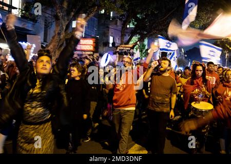 Tel Aviv, Israël. 21st janvier 2023. Les manifestants défilent dans les rues pendant la manifestation. Plus de 100 000 000 personnes ont protesté à tel Aviv contre le gouvernement d'extrême-droite de Netanyahou et contre la révision judiciaire. (Photo de Matan Golan/SOPA Images/Sipa USA) crédit: SIPA USA/Alay Live News Banque D'Images