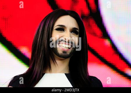 Vienne, Autriche. 18th mai 2014. Conchita Wurst, lauréate du Concours Eurovision de la chanson 2014, a été officiellement accueillie à la Chancellerie fédérale autrichienne. Puis elle donne un concert sur la Ballhausplatz en face d'environ 12 000 visiteurs Banque D'Images