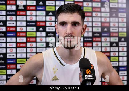 Milan, Italie. 20th janvier 2023. Italie, Milan, jan 20 2023: Nando de Colo (Asvel Guard) entretien Euroligue à la fin du match de basket-ball EA7 Emporio Armani Milan vs Asvel Villeurbanne, Euroligue 2022-2023 round20 (Credit image: © Fabrizio Bertani/Pacific Press via ZUMA Press Wire) USAGE ÉDITORIAL SEULEMENT! Non destiné À un usage commercial ! Banque D'Images