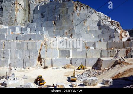 Ouvriers coupant des blocs de marbre dans la carrière de marbre de Carrare, Carrare, Italie Banque D'Images