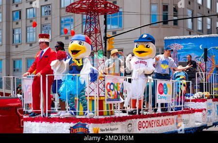 Coney Island Cyclone Float Mermaid Parade, Surf Avenue, Coney Island, New York, États-Unis Banque D'Images