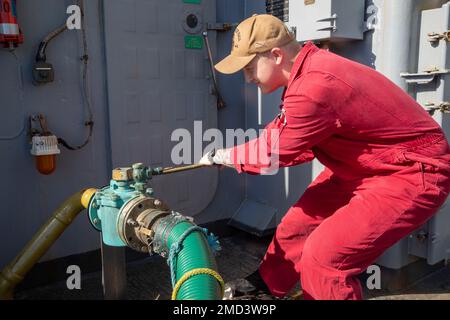 COPENHAGUE, Danemark (12 juillet 2022) dégâts Controlman 1st classe James Barnett, affecté au navire d'atterrissage de quai de classe de l'île de Whidbey USS Gunston Hall (LSD 44), resserre une pompe pendant les réparations de voyage à mi-déploiement, 12 juillet 2022. Gunston Hall fait partie du Kearsarge Amphiobie Ready Group et a embarqué 22nd Marine Expeditionary Unit, sous le commandement et le contrôle de la Task Force 61/2, dans un déploiement prévu aux États-Unis Marine Forces Europe zone d'opérations, employée par les États-Unis Sixième flotte pour défendre les intérêts des États-Unis, des alliés et des partenaires Banque D'Images