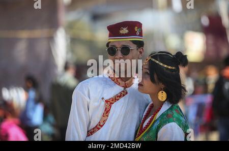 Katmandou, Bagmati, Népal. 22nd janvier 2023. Un couple de la communauté de Tamang en tenue traditionnelle participent à la célébration du festival Sonam Losar pour accueillir la nouvelle année du chat à Katmandou, au Népal sur 22 janvier 2023. (Credit image: © Sunil Sharma/ZUMA Press Wire) USAGE ÉDITORIAL SEULEMENT! Non destiné À un usage commercial ! Crédit : ZUMA Press, Inc./Alay Live News Banque D'Images