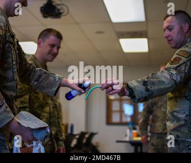 ÉTATS-UNIS Airman Teagan Law, un officier des forces de sécurité de la 183d e Escadre, Springfield, Illinois, pulvérise un gel lubrifiant sur une bride nasale pour le Sgt Ryan Razo, CNOIC du programme de normalisation et d'évaluation, lors d'un cours de combat Gareautrain (CTC) au Camp Lincoln, Springfield, Illinois, on 12 juillet 2022. Des aviateurs du 183D e Escadron des forces de sécurité (SFS) ont participé à un entraînement de combat avec des soldats du Camp Lincoln, Springfield, Illinois, dans le cadre d'une exigence d'entraînement avec des cours en classe et des exercices pratiques avec un mannequin d'entraînement. Banque D'Images