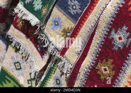 Tapis en laine colorés avec ornements orientaux traditionnels. Gros plan sur le marché de Tbilissi, en Géorgie Banque D'Images