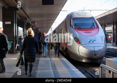 Passagers à la gare de Rome Banque D'Images