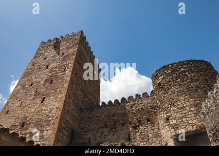 Extérieur de la forteresse d'Ananuri située sur la rivière Aragvi en Géorgie. C'était un château des Ducs d'Aragvi, une dynastie féodale qui régnait sur la région Banque D'Images