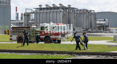 Au cours d’un exercice dirigé par le Bureau de l’inspecteur général du complexe de développement technique Arnold et l’équipe d’inspection de l’escadre du commandant, le personnel des services d’incendie et d’urgence déplace une victime simulée qui sera aspergée d’un tuyau d’incendie pour décontamination 12 juillet 2022, à la base aérienne d’Arnold, dans le Tennessee. Au cours de l'exercice, une attaque terroriste a été simulée au cours de laquelle un camion s'était écrasé et qu'une explosion s'était produite à proximité, provoquant un incendie et un dégagement de produits chimiques. L'exercice a testé la réponse de diverses organisations sur la base. En raison de l'indice de chaleur, le personnel n'a pas porté tout l'équipement qu'il aurait dans un Banque D'Images