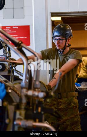 A1c Nathan Boley, 791st escadron de maintenance, aide à effectuer un remplacement de l'ensemble de l'aérographe semi-porteur Erector par une équipe d'aviateurs 12 juillet 2022, base de la Force aérienne de Minot, Dakota du Nord. Les MXS 791st aident à soutenir la mission de la base aérienne de Minot en assurant la capacité de conserver notre force de dissuasion auprès de nos adversaires. (É.-U. Photos de la Force aérienne par Airman Alysa Knott) Banque D'Images