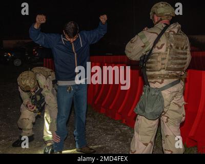 Des membres des escadrons des forces de sécurité de 512th et 436th inspectent un défecteur simulé à un point de contrôle d'entrée pendant l'exercice de préparation de Liberty Eagle à la base aérienne de Douvres, Delaware (13 juillet 2022). Les deux escadrons ont simulé la surveillance d'un ECP tout en portant un équipement de posture de protection orienté mission à la base d'exploitation avant simulée, située sur l'AFB de Douvres, en 11-15 juillet 2022. Le but de cet exercice était de valider la capacité des ailes de transport aérien de 512th et 436th de générer, d'utiliser et de soutenir la puissance aérienne dans le monde entier dans un environnement opérationnel contesté et dégradé. Banque D'Images