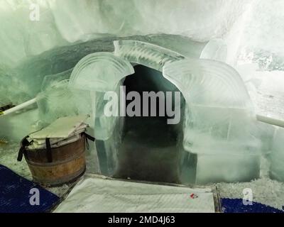 Zermatt, Suisse - 16 septembre 2018: Le paradis du glacier du Cervin, visite de l'exposition à l'intérieur du glacier. Banque D'Images