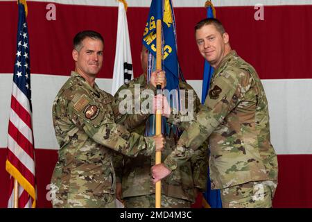 Le colonel Joshua Wood, commandant de l'escadre de combat 51st, transmet le guide au colonel Kyle Grygo, commandant entrant du Groupe de soutien de mission 51st, lors de la cérémonie de changement de commandement du MSG 51st à la base aérienne d'Osan, en République de Corée, au 13 juillet 2022. En acceptant les lignes directrices, Grygo a accepté par cérémonie le commandement du groupe. Banque D'Images