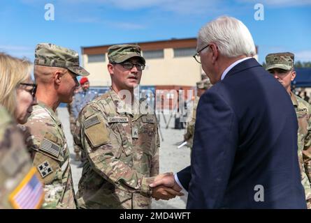 Le président allemand Frank-Walter Steinmeiers s'entretient avec un soldat de la brigade d'infanterie 3rd, 1st, 13 juillet 2022, lors d'une visite dans l'aire d'entraînement de Grafenwoehr du Commandement de l'instruction militaire 7th. M. Steinmeier s'est rendu pour remercier les troupes américaines pour leur contribution à la liberté et à la sécurité de l'Allemagne et de ses alliés de l'OTAN en Europe; il a également rendu hommage à l'importance du partenariat transatlantique entre les États-Unis et l'Allemagne. (Photo de l'armée par le Sgt Spencer Rhodes, équipe de combat de la Brigade d'infanterie 53rd) Banque D'Images