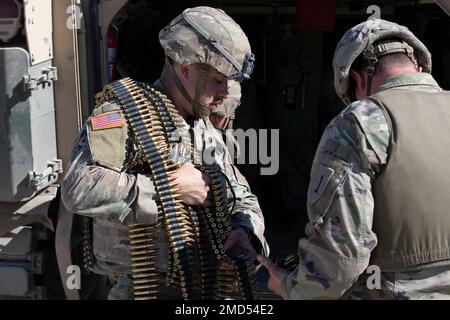 Un véhicule de combat d'infanterie Bradley M2 avec le bataillon d'armes combinées 1st, 63rd Armour Regiment, 2nd Armored Brigade combat Team, 1st Infantry Division, conduit à son scénario suivant au cours d'un exercice de tir en direct au Range 18, fort Riley, Kansas, 12 juillet 2022. Pendant les tables de fusillade, cinq et six, les équipages de Bradley empruntent un itinéraire fixe accompagné de divers tirs. En communiquant efficacement avec leur conducteur pour contrôler la vitesse et la direction, les tireurs Bradley pratiquent des techniques d'éclatement contre des cibles ponctuelles et de zone. Banque D'Images