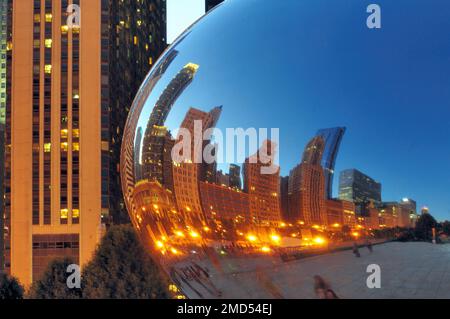 Chicago, Illinois, USA. Cloud Gate (aussi connu sous le nom de bean et le haricot) sculpture qui se trouve dans le Parc du Millénaire. Banque D'Images