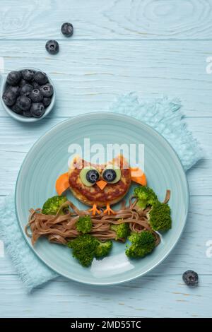 Chouette au poulet, carotte et brocoli aux nouilles soba pour le déjeuner des enfants Banque D'Images