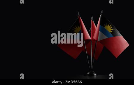 Petits drapeaux nationaux d'Antigua-et-Barbuda sur fond noir. Banque D'Images
