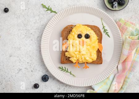 Toast drôle avec œufs brouillés en forme de poulet Banque D'Images