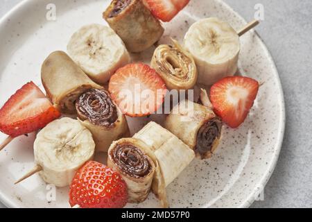 Brochettes de crêpes aux fruits et au chocolat Banque D'Images