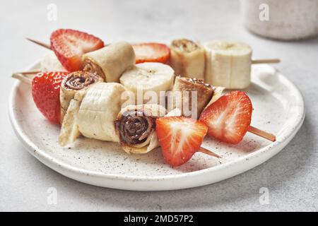 Brochettes de crêpes aux fruits et au chocolat Banque D'Images