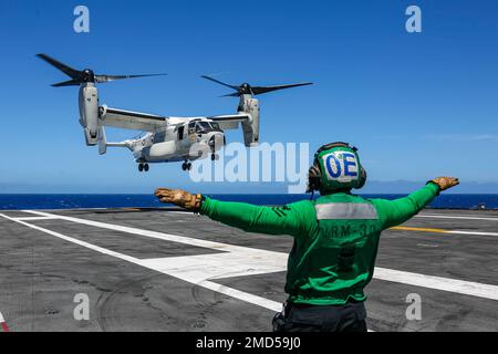 220713-N-VI910-1063 OCÉAN PACIFIQUE (13 juillet 2022) Un CMV-22B Osprey, affecté aux « Titans » de l'escadron multimission (VRM) 30 de la logistique de la flotte, amène des visiteurs coréens, péruviens et britanniques distingués au pont de vol du porte-avions de la classe Nimitz USS Abraham Lincoln (CVN 72) pendant la côte du Pacifique (RIMPAC) 2022. Vingt-six nations, 38 navires, quatre sous-marins, plus de 170 avions et 25 000 membres du personnel participent au programme RIMPAC de 29 juin au 4 août dans les îles hawaïennes et dans le sud de la Californie. Le plus grand exercice maritime international au monde, RIMPAC, fournit Banque D'Images