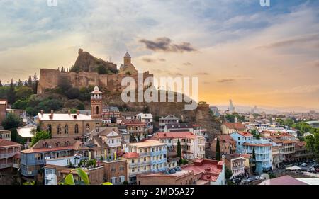 Vieux Tbilissi, Géorgie avec la forteresse de Narikala et l'église orthodoxe de Saint Nicolas, la mosquée de Jumah et le quartier des bains de soufre au coucher du soleil. Tiflis antique Banque D'Images