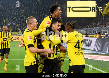 Julian RYERSON (DO), Jude BELLINGHAM (DO), goalschuetze Giovanni REYNA (DO) et Jamie BYNOE-GITTENS (DO) applaudissent son but à 4:3 pour Borussia Dortmund, jubilation, acclamations, jubilant, joie, Cheers, Celebrate, goaljubel, football 1st Bundesliga, 16th match day, Borussia Dortmund (DO) - FC Augsbourg (A) 4: 3, on 22 janvier 2023 à Dortmund/Allemagne. Banque D'Images